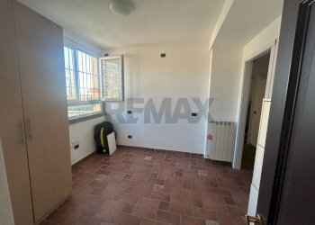 Stanza vuota - Trilocale VIA VIGGIU'
 
18, Saltrio - foto 3