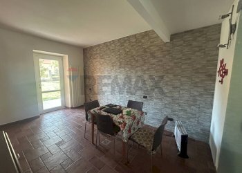 Sala da pranzo - Trilocale VIA VIGGIU'
 
18, Saltrio - foto 5