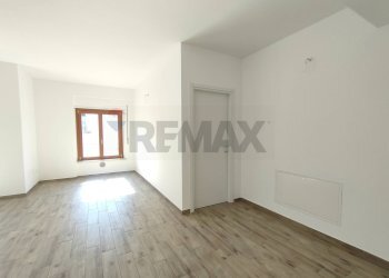 Stanza vuota - Trilocale VIA FONTESECCO
 
23-25, L'Aquila - foto 8