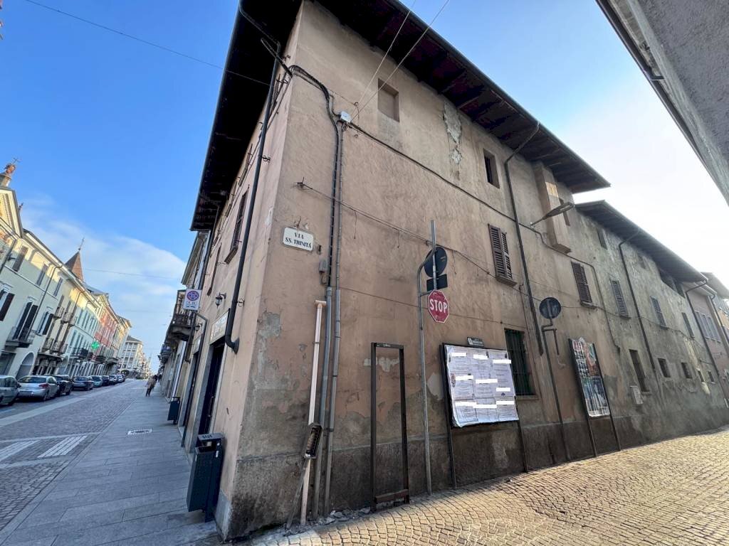 Facciata - Casa indipendente corso Giuseppe Garibaldi, Borgomanero - foto 2