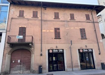 Facciata - Casa indipendente corso Giuseppe Garibaldi, Borgomanero - foto 1