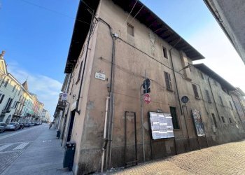 Facciata - Casa indipendente corso Giuseppe Garibaldi, Borgomanero - foto 2