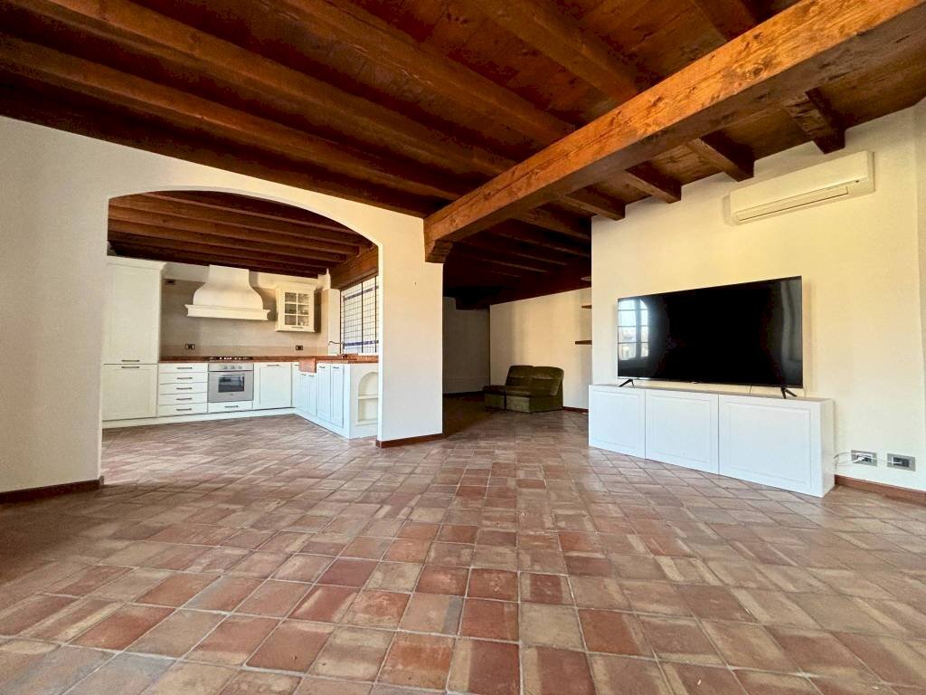 Salone - Trilocale piazza della Vittoria, Pavia - foto 2