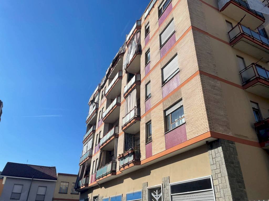 Facciata - Bilocale via Alessandrina Ravizza, 3, Torino (zona Rebaudengo) - foto 2