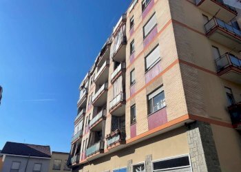 Facciata - Bilocale via Alessandrina Ravizza, 3, Torino (zona Rebaudengo) - foto 2