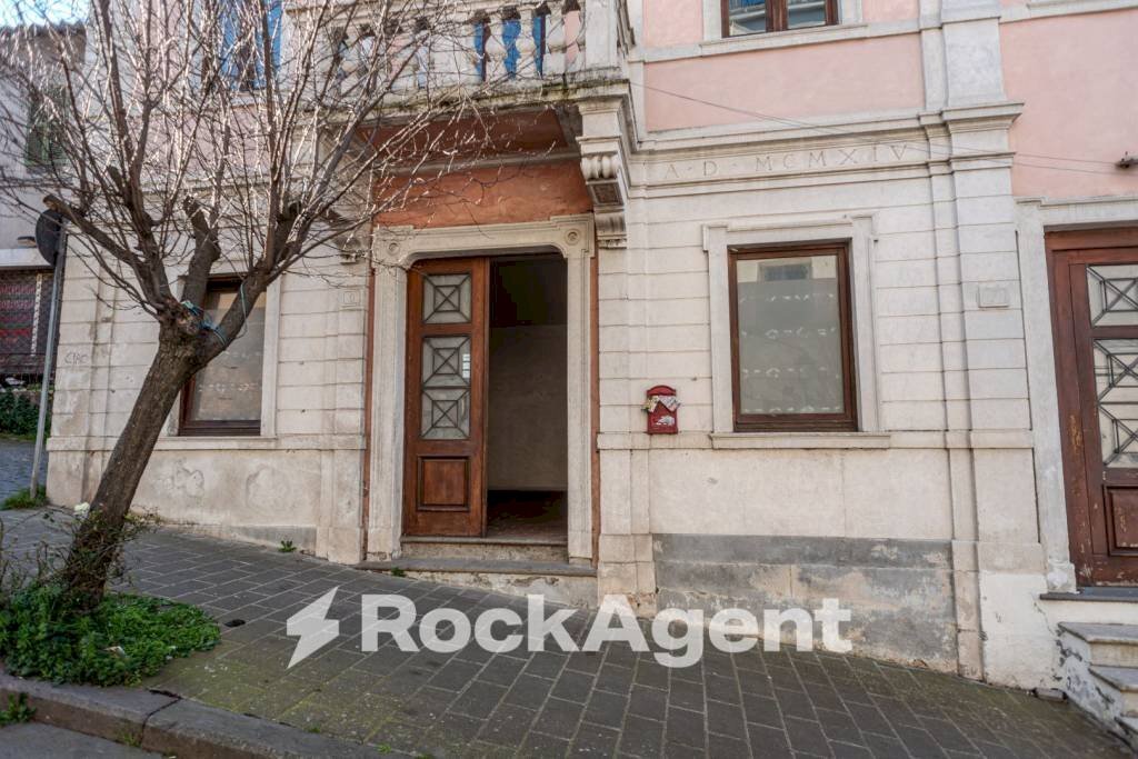 Facciata - Negozio via Andrea Doria, 9, Viterbo - foto 2