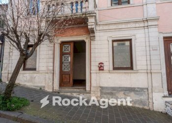 Facciata - Negozio via Andrea Doria, 9, Viterbo - foto 2