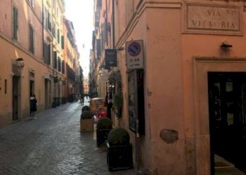 Shop via Vittoria, Roma (neighborhood Centro Storico) - photo 3