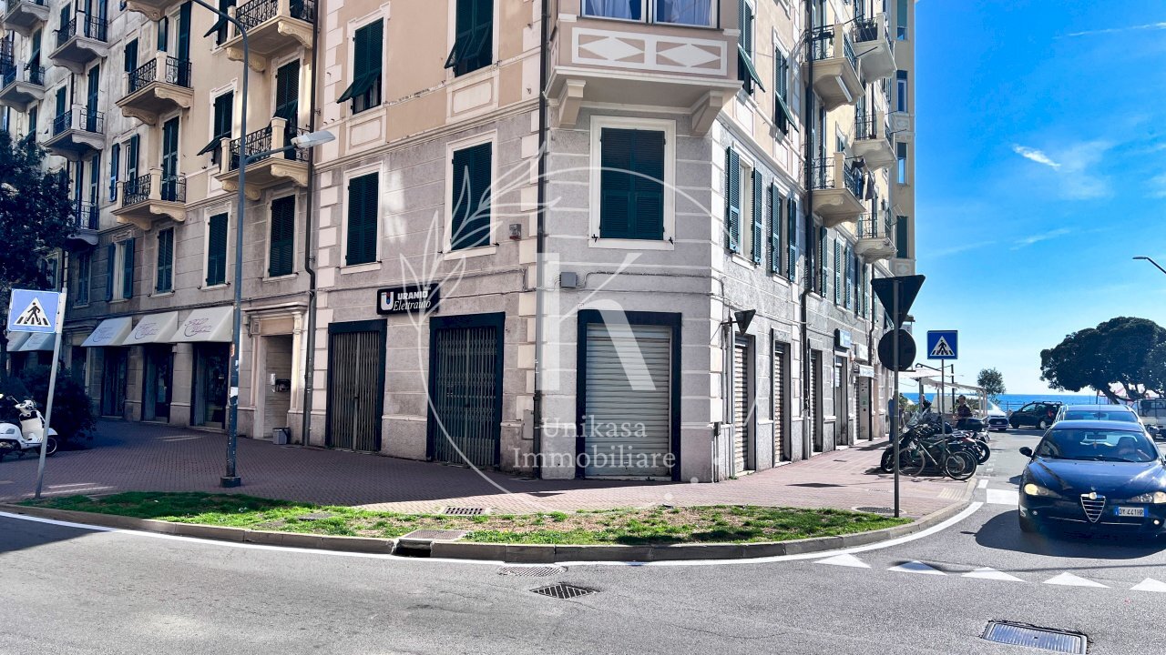 IMG_1599.jpeg - Commercial Premises Corso Vittorio Veneto, Savona - photo 1