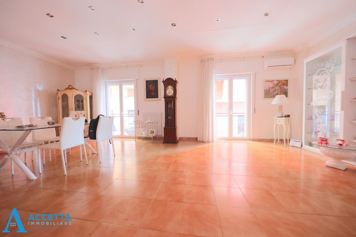 Salone - Three-room apartment Via Lupoli 1, Taranto - photo 2