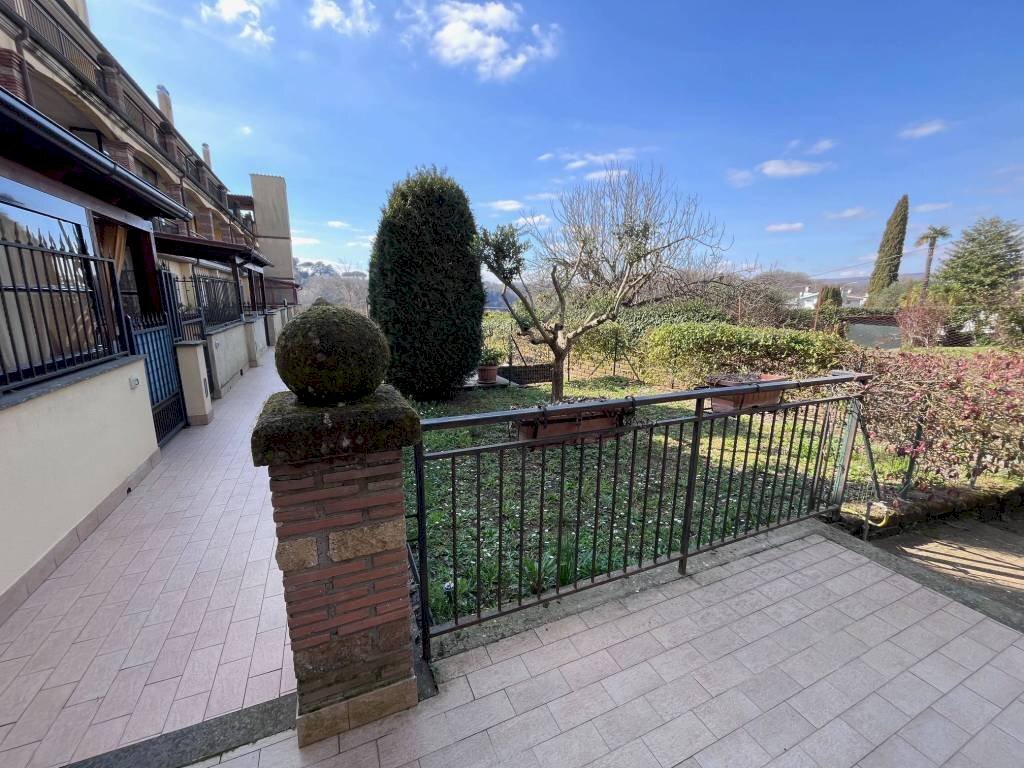 Cortile interno - Villa a Schiera via di Sant'Antonio Abate, 49, Sutri - foto 2