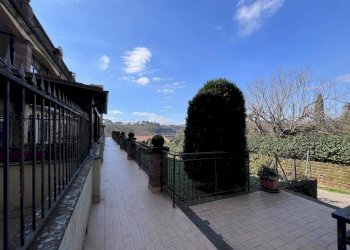 Cortile interno - Villa a Schiera via di Sant'Antonio Abate, 49, Sutri - foto 1
