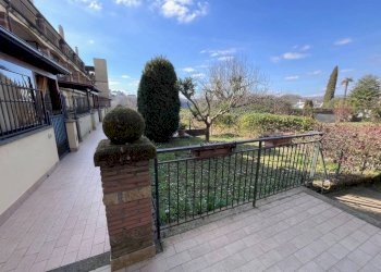 Cortile interno - Villa a Schiera via di Sant'Antonio Abate, 49, Sutri - foto 2