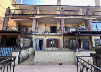 Facciata - Villa a Schiera via di Sant'Antonio Abate, 49, Sutri - foto 10