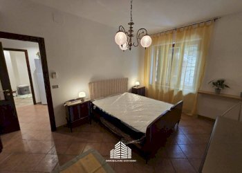 Camera da letto - Three-room apartment via Statale, 55, Santa Vittoria d'Alba - photo 11