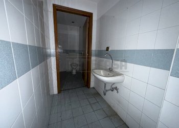 IMG_0690.jpeg - Locale Commerciale Via Ugo Bassi 107, Messina - foto 11