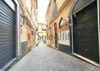 Locale Commerciale Piazza Bernardino Grimaldi 16, Catanzaro - foto 1