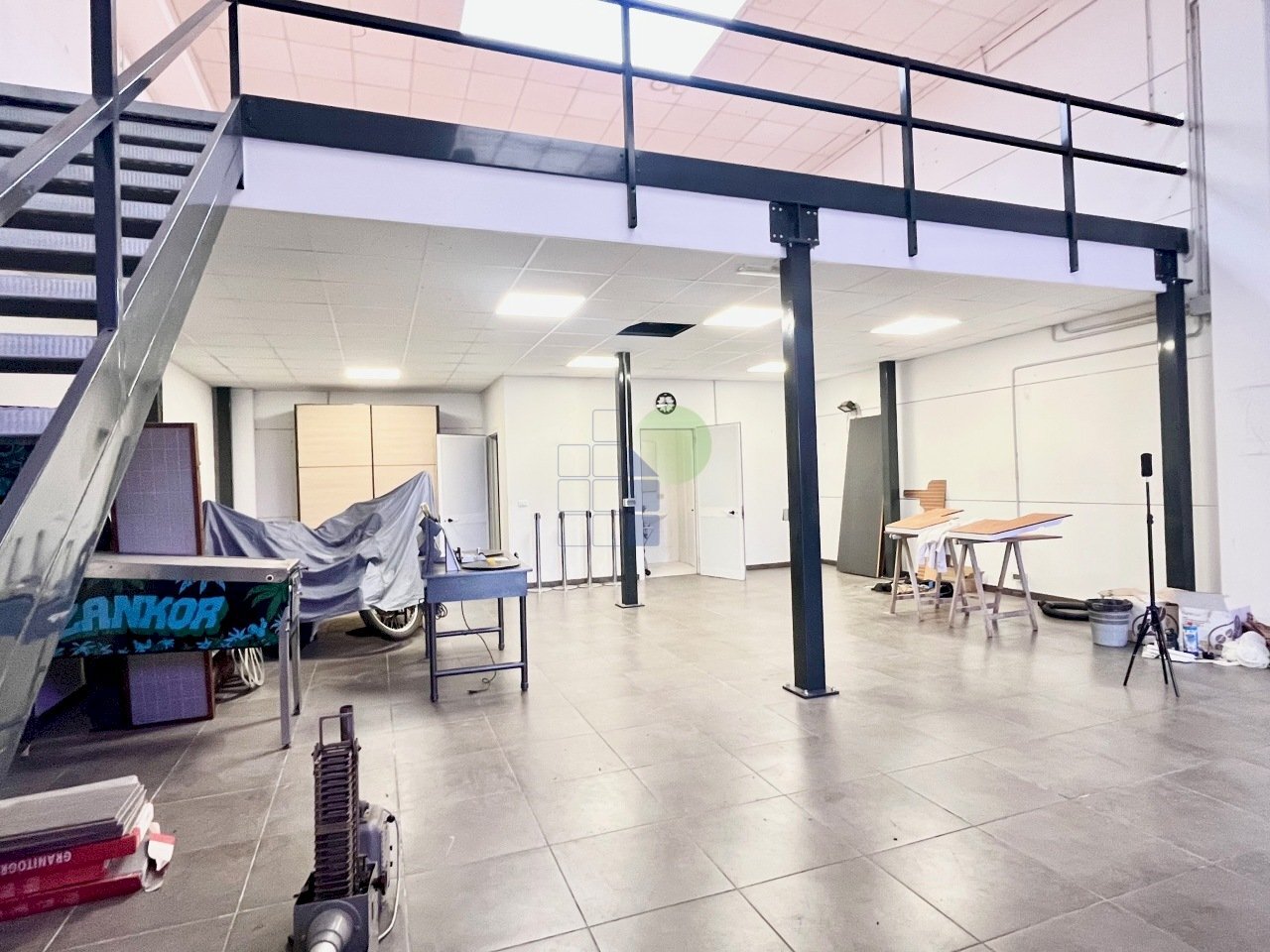 interno capannone - Locale Commerciale Via della Padula 11, Livorno - foto 2