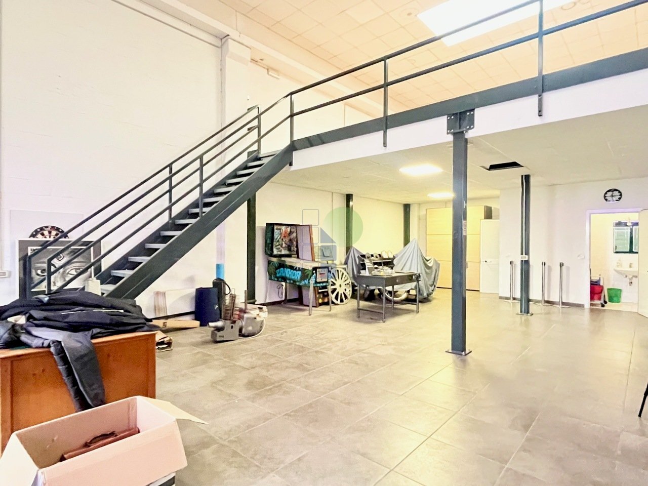 interno capannone - Locale Commerciale Via della Padula 11, Livorno - foto 1