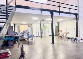 interno capannone - Locale Commerciale Via della Padula 11, Livorno - foto 2