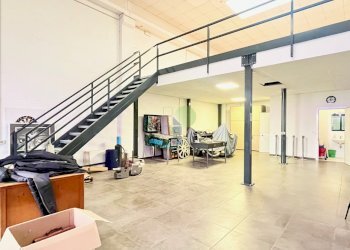 interno capannone - Locale Commerciale Via della Padula 11, Livorno - foto 1