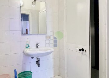 antibagno spogliatoio - Locale Commerciale Via della Padula 11, Livorno - foto 10