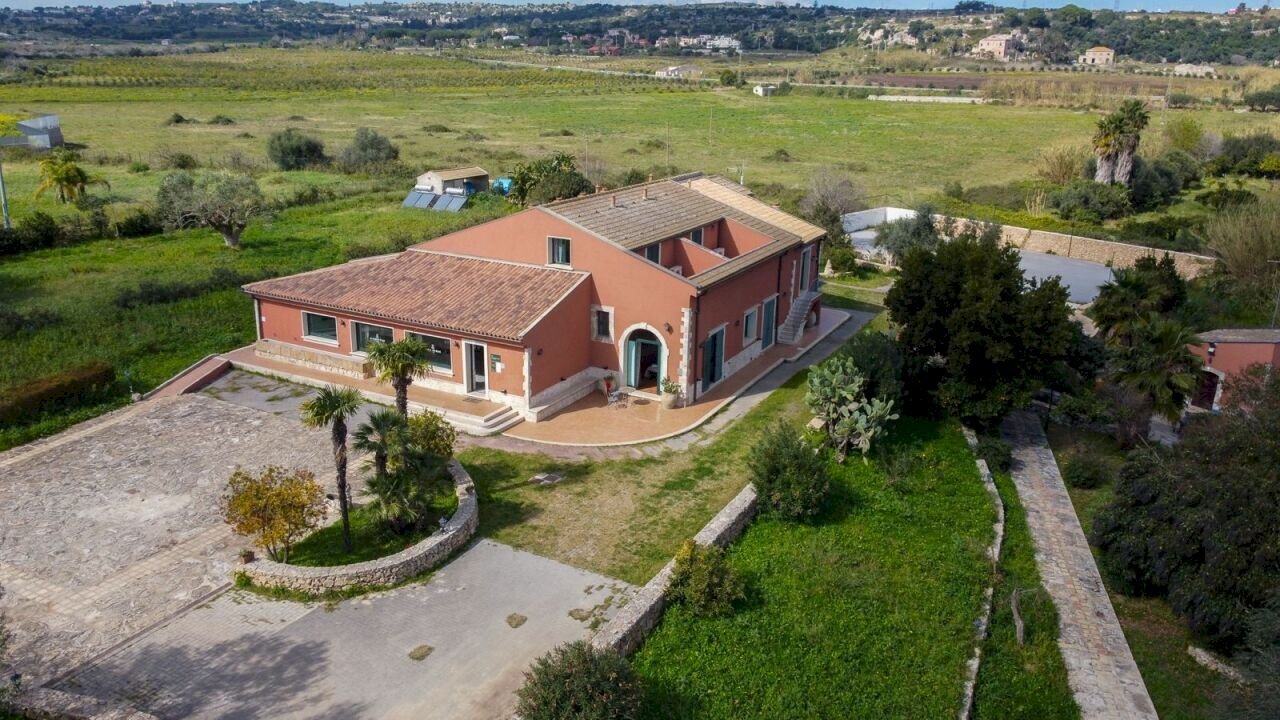 0c550035-e5f0-4c0d-8087-863878bfd92e.jpg - Villa Via Priamo 10, Siracusa - foto 1
