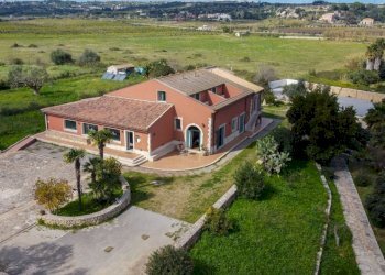 0c550035-e5f0-4c0d-8087-863878bfd92e.jpg - Villa Via Priamo 10, Siracusa - foto 1