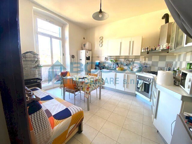 cucina-soggiorno +balcone.jpeg - Trilocale Via Genova 100, La Spezia - foto 2