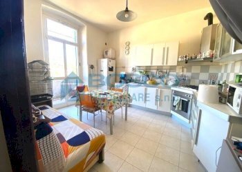 cucina-soggiorno +balcone.jpeg - Trilocale Via Genova 100, La Spezia - foto 2