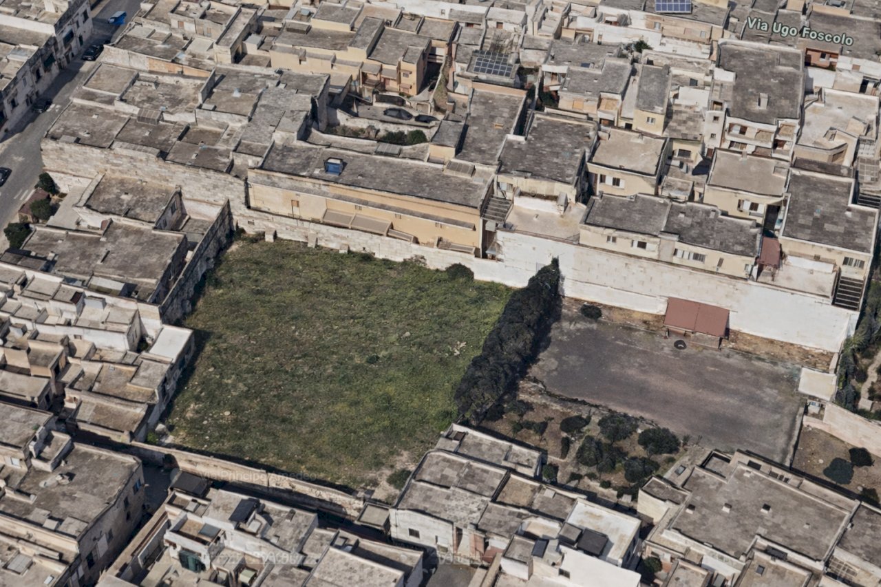 Terreno abbandonato tra edifici mediterranei(1).pn - Building land Via G. Verga 8, Trepuzzi - photo 2