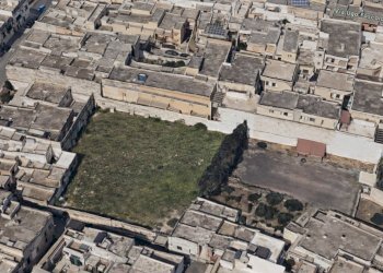 Terreno abbandonato tra edifici mediterranei(1).pn - Terreno edificabile Via G. Verga 8, Trepuzzi - foto 2