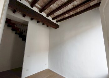 Ingresso su studio o soggiorno - dettagli scala e - Trilocale Via Mascherella 23, Modena (zona Circoscrizione 1) - foto 3