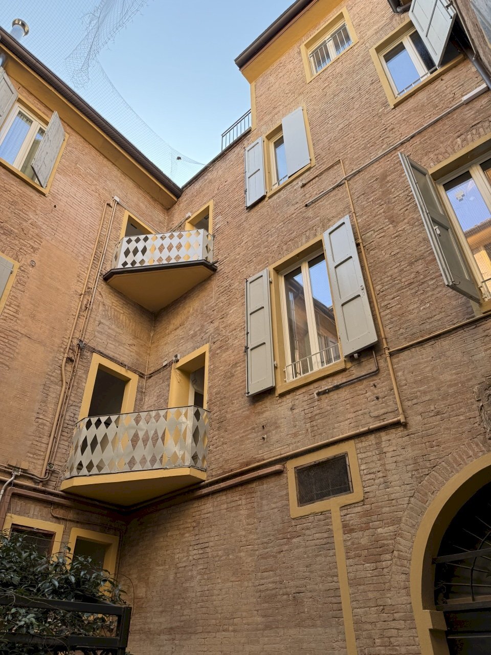 Facciata cortile interno.jpeg - Appartamento Via Mascherella 23, Modena (zona Circoscrizione 1) - foto 2