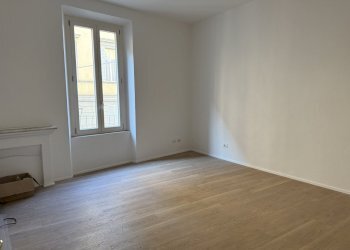 camera matrimoniale con camino.jpeg - Appartamento Via Mascherella 23, Modena (zona Circoscrizione 1) - foto 1