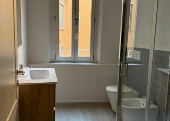 bagno finestrato con doccia.jpeg - Appartamento Via Mascherella 23, Modena (zona Circoscrizione 1) - foto 5