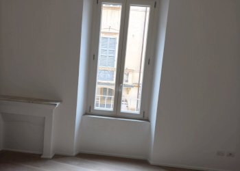 camera matrimoniale con elemento decorativo.jpg - Appartamento Via Mascherella 23, Modena (zona Circoscrizione 1) - foto 10