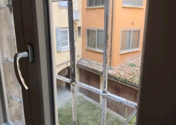 vista finestra cucina su corte interna.jpg - Four-room apartment Via Mascherella 23, Modena (neighborhood Circoscrizione 1) - photo 9