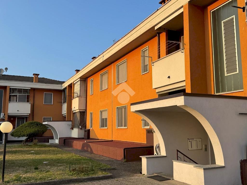 Three-room apartment Via Circonvallazione, Momo - photo 1