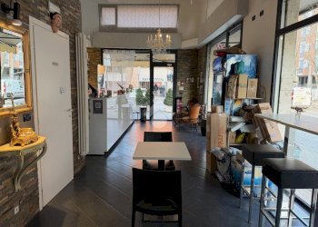 Negozio Negozio/ufficio Via San Donato, Bologna (zona San Donato) - foto 6