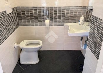 Negozio Negozio/ufficio Via San Donato, Bologna (zona San Donato) - foto 10