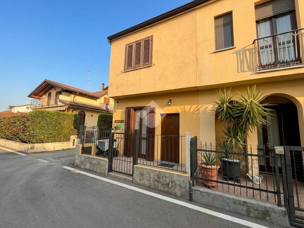 Two-room apartment Via IV Novembre, Grezzago - photo 1