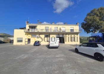 20251212_113240.jpg - Locale Commerciale Viale Emilia 72, Catanzaro - foto 1