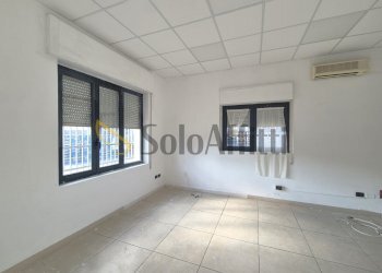 20251212_112950.jpg - Locale Commerciale Viale Emilia 72, Catanzaro - foto 2