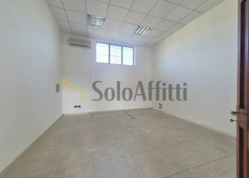 20251212_112857.jpg - Locale Commerciale Viale Emilia 72, Catanzaro - foto 3