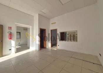 20251212_112844.jpg - Locale Commerciale Viale Emilia 72, Catanzaro - foto 5