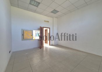 20251212_112911.jpg - Locale Commerciale Viale Emilia 72, Catanzaro - foto 6