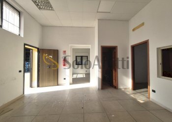 20251212_112850.jpg - Locale Commerciale Viale Emilia 72, Catanzaro - foto 7