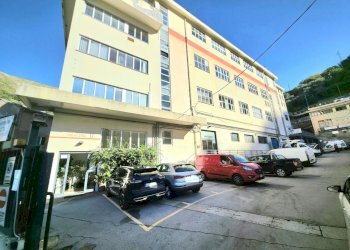 20251024_110349.jpg - Magazzino Via del Commercio 27, Genova (zona Nervi) - foto 1