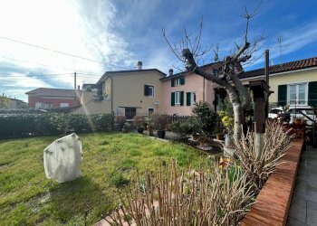 56707130-bccd-49ef-9531-057ae0170307.jpg - Townhouse Sarzana - photo 2